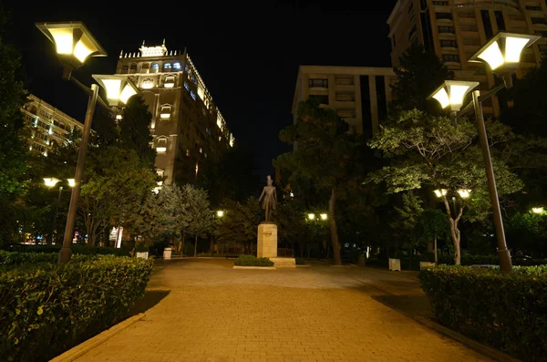 Parque que lleva el nombre de Alexander Sergeevich Pushkin en la noche en —  Fotos de Stock