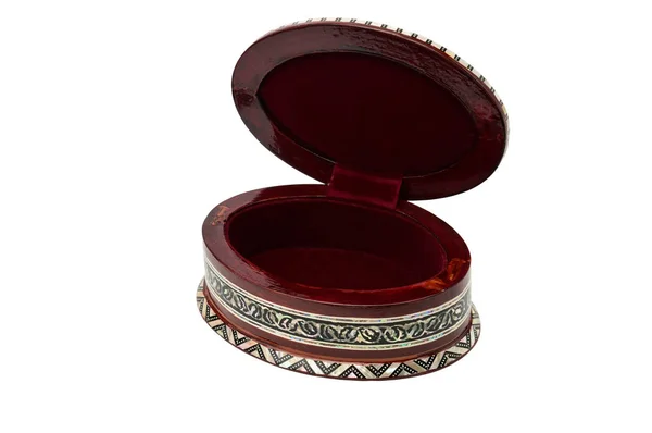 Caixa de madeira com ornamentos para jóias e bijoux em uma parte traseira branca — Fotografia de Stock