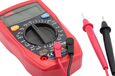 Beyaz arka plan üzerinde elektrikle çalışmak için multimetre