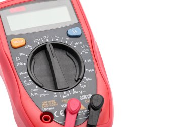 Beyaz arka plan üzerinde elektrikle çalışmak için multimetre