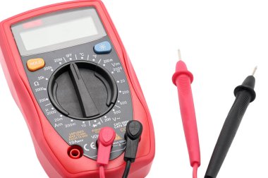 Beyaz arka plan üzerinde elektrikle çalışmak için multimetre