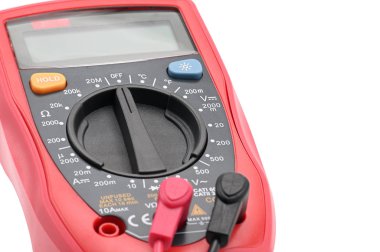 Beyaz arka plan üzerinde elektrikle çalışmak için multimetre