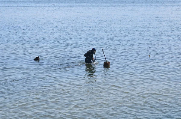 Trabajador realizando trabajos de reparación en marina — Foto de Stock