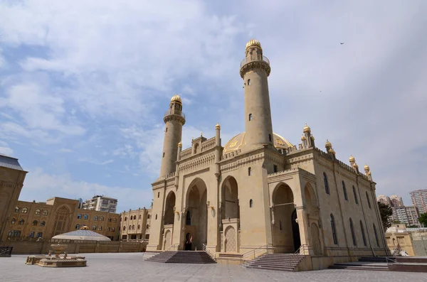 Bakü 'de eski, restore edilmiş cami 