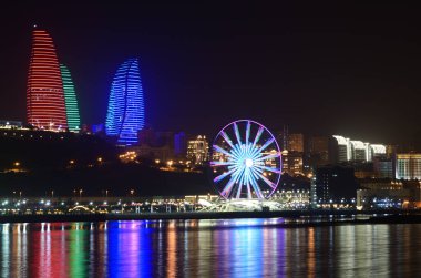 Akşam Bakü bulvarı manzaralı. Azerbaycan