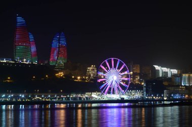 Akşam Bakü bulvarı manzaralı. Azerbaycan