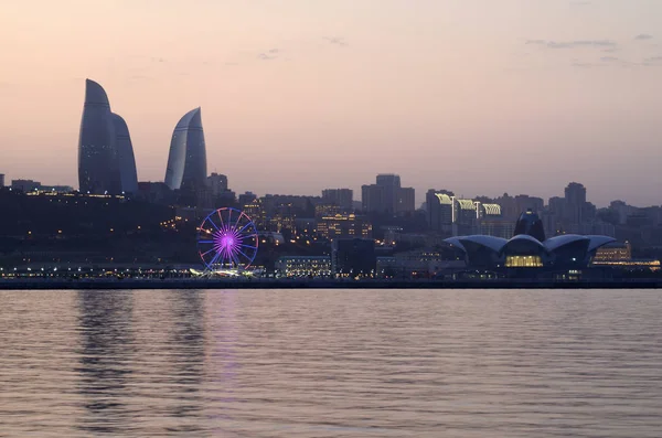 Kväll Baku med utsikt från boulevarden. Azerbajdzjan — Stockfoto
