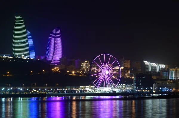 Kväll Baku med utsikt från boulevarden. Azerbajdzjan — Stockfoto