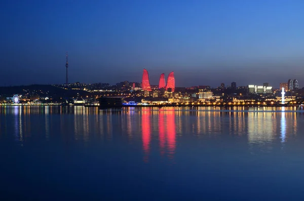 Вечірній Баку з видом з бульвару. Азербайджан — стокове фото