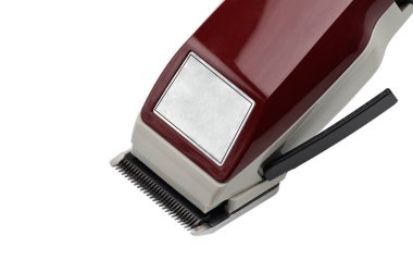 Beyaz arka planda bir kafa üzerinde saç makası