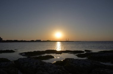 Gün batımında Hazar Denizi kıyısı