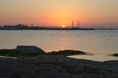 Gün batımında Hazar Denizi kıyısı