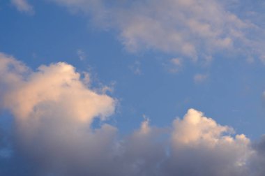 arka plan için mavi bulutlu gökyüzü
