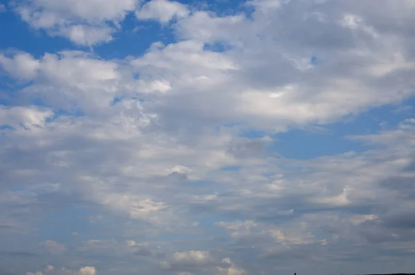 Голубое облачное небо на фоне — стоковое фото