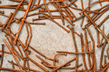 Çimento metal arka plan üzerinde paslı çivi