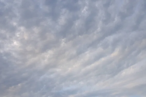Голубое облачное небо на фоне — стоковое фото