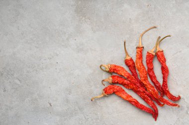 Sement Arka Planda Kurutulmuş Kırmızı Acı Biber