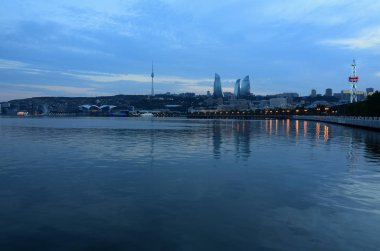 Akşam Bakü bulvarı manzaralı. Azerbaycan