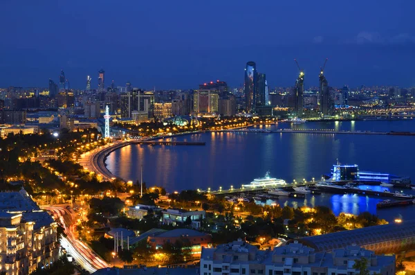 Avond Baku met uitzicht vanaf de Boulevard. Azerbeidzjan — Stockfoto