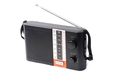 Beyaz bir köylünün radyo programlarını dinlemek için klasik radyo.
