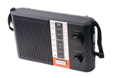 Beyaz bir köylünün radyo programlarını dinlemek için klasik radyo.