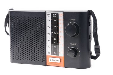 Beyaz bir köylünün radyo programlarını dinlemek için klasik radyo.