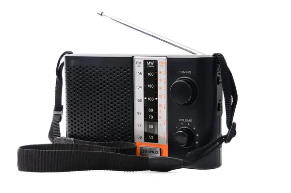 Вінтажне радіо для прослуховування радіопрограм на білому фоні — стокове фото