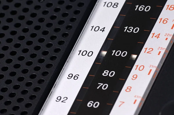 Beyaz bir köylünün radyo programlarını dinlemek için klasik radyo.