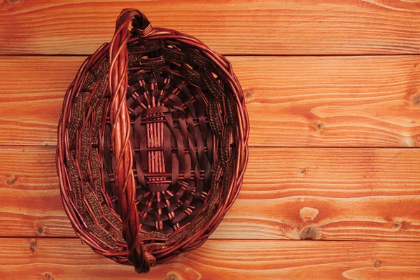 Panier à paille sur fond en bois — Photo