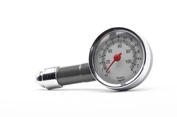 Tryckmätare för mätning av lufttrycket i bildäck på en whit — Stockfoto