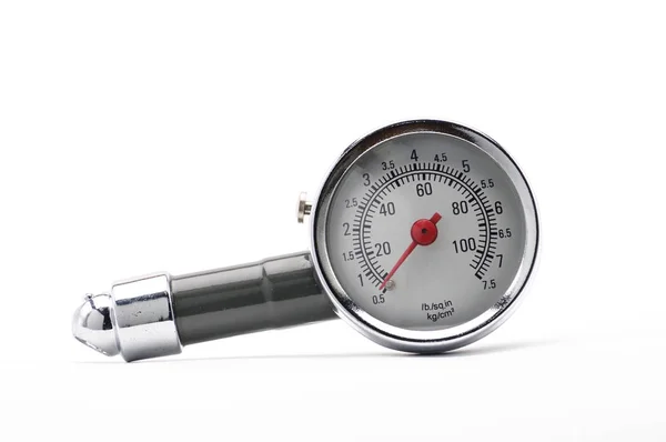 Манометр для вимірювання тиску повітря в автомобільних шинах на білому — стокове фото
