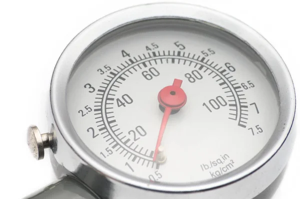 Tryckmätare för mätning av lufttrycket i bildäck på en whit — Stockfoto