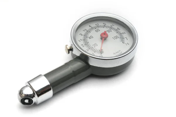 Medidor de pressão para medir a pressão do ar em pneus de carro em um whit — Fotografia de Stock