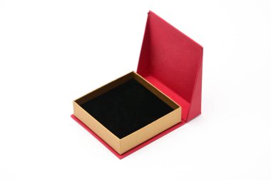 Takılar için kırmızı kutu ve beyaz arka planda hediyeler.