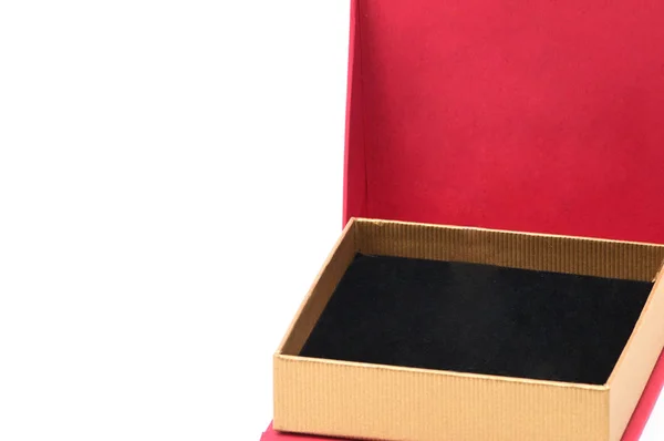 Caixa vermelha de jóias e presentes em um fundo branco — Fotografia de Stock
