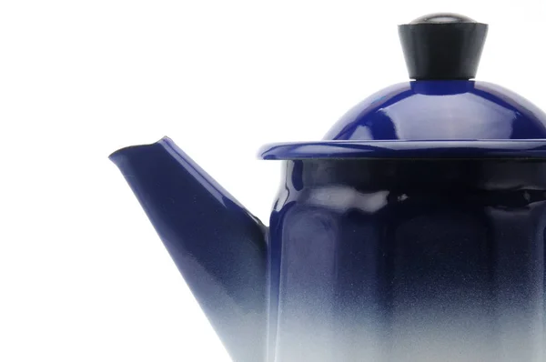 Vintage Teekanne in blau auf weißem Hintergrund — Stockfoto