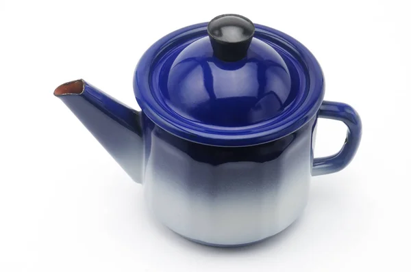 Vintage theepot in het blauw op een witte achtergrond — Stockfoto