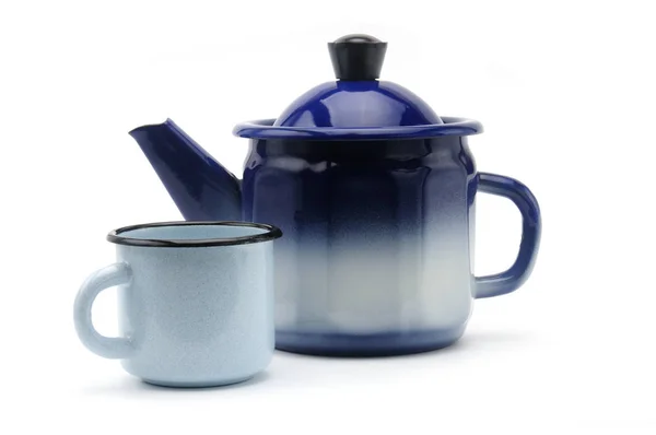 Vintage theepot in het blauw met een mok op een witte achtergrond — Stockfoto