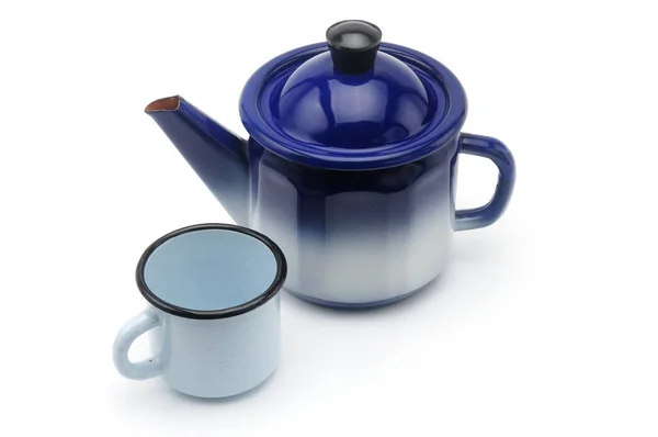 Vintage theepot in het blauw met een mok op een witte achtergrond — Stockfoto