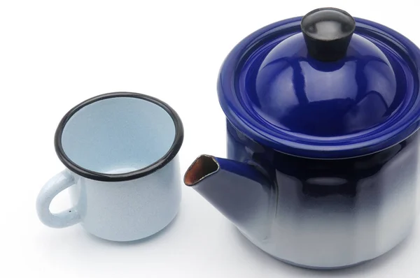 Vintage czajniczek w kolorze niebieskim z kubek na białym tle — Zdjęcie stockowe