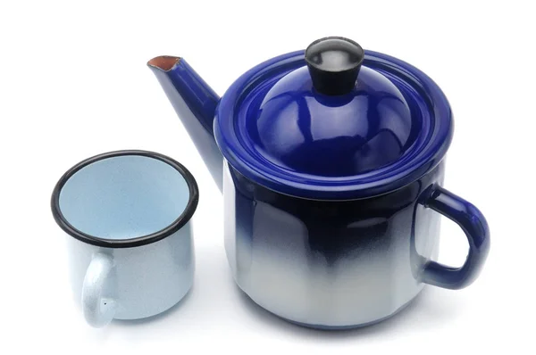 Vintage theepot in het blauw met een mok op een witte achtergrond — Stockfoto