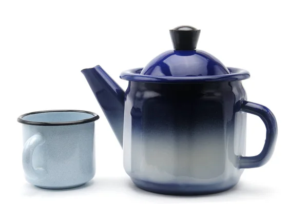 Vintage theepot in het blauw met een mok op een witte achtergrond — Stockfoto