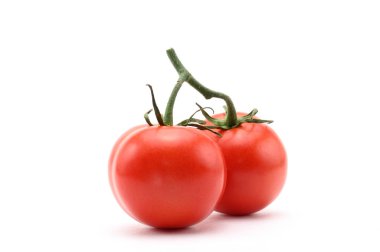 Beyaz arkaplanda kırmızı domatesler