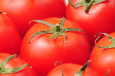 mermer bir zemin üzerine kırmızı domates