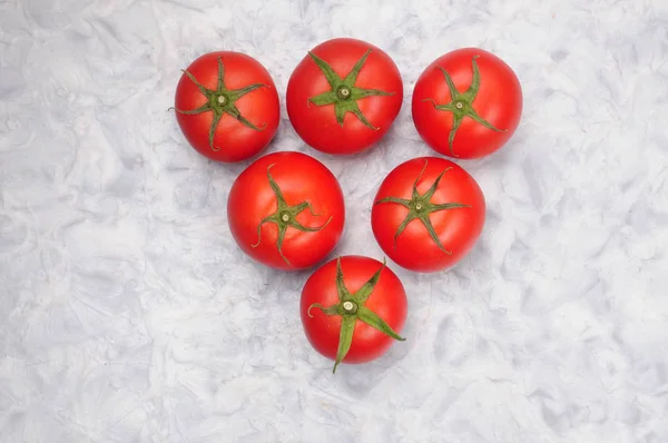 Rode tomaten op een marmeren achtergrond — Stockfoto