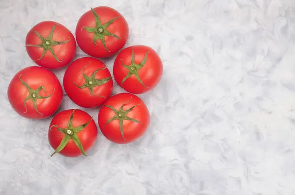Rode tomaten op een marmeren achtergrond — Stockfoto