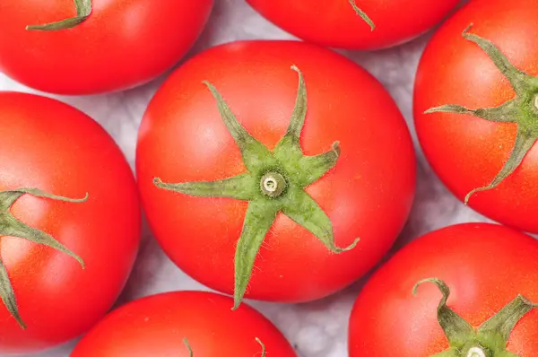 Červená rajčata na béžové pozadí — Stock fotografie