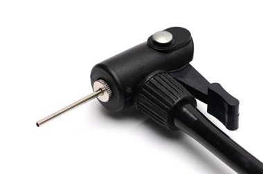 Beyaz arka planda hava pompalamak için pompa ve iğne