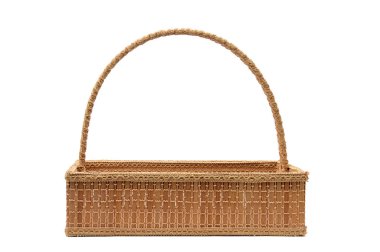 beyaz zemin üzerinde hasır sepet