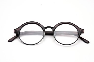 Beyaz arkaplanda optik gözlük.